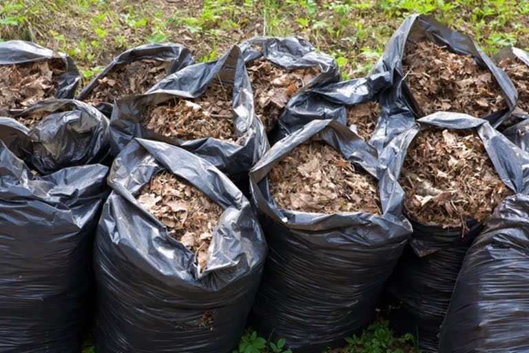 zgromadzony kompost w workach